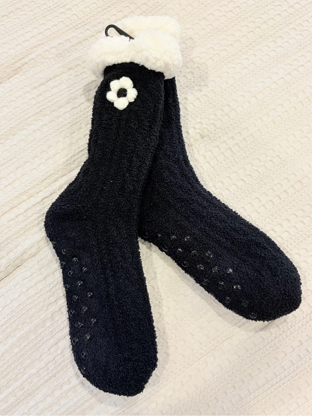 NWT! Francesca’s Women’s Fuzzy Socks with Yarn Flowers and Grips One Size